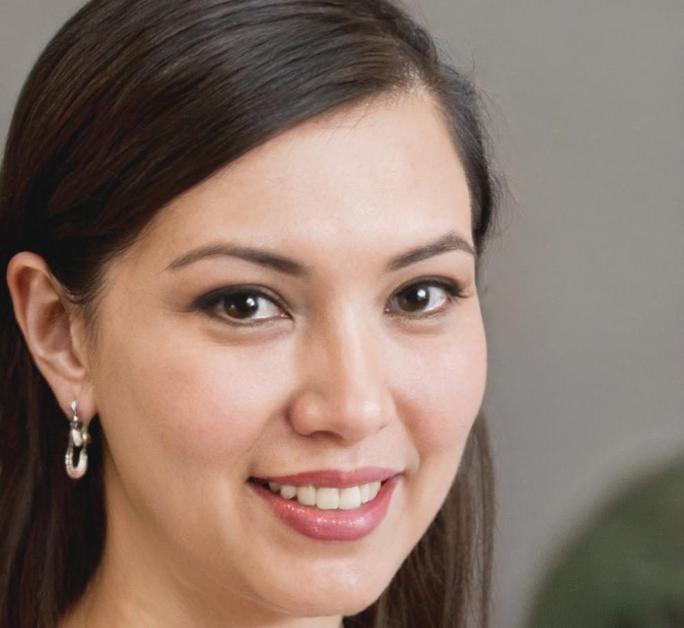 Retrato profesional de Vicenta Roldán, instructora de finanzas para autónomos