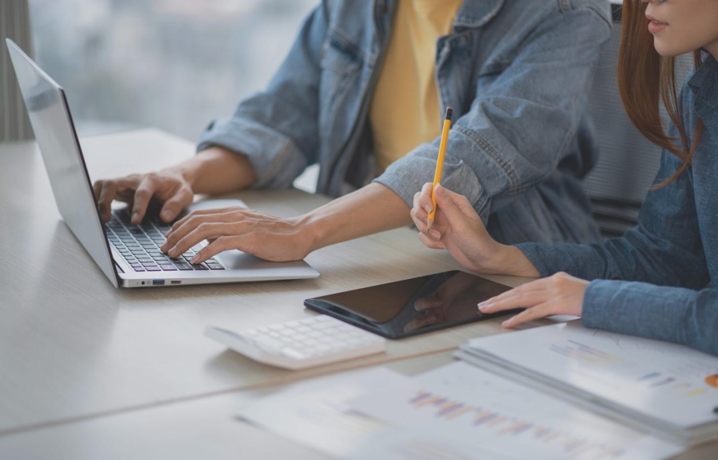Persona tomando notas mientras estudia finanzas